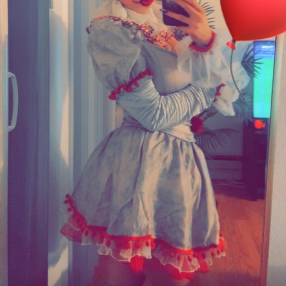Small woman’s pennywise costume